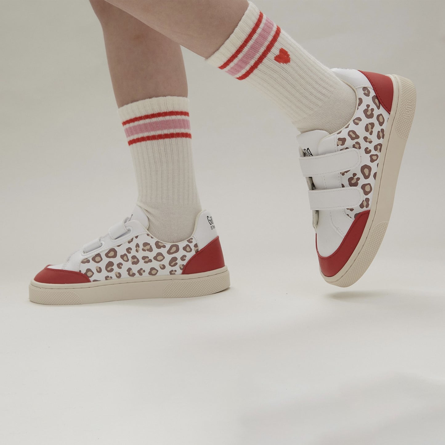 baskets_vegan__enfants_scratchs_leopard_rouge_mouvement