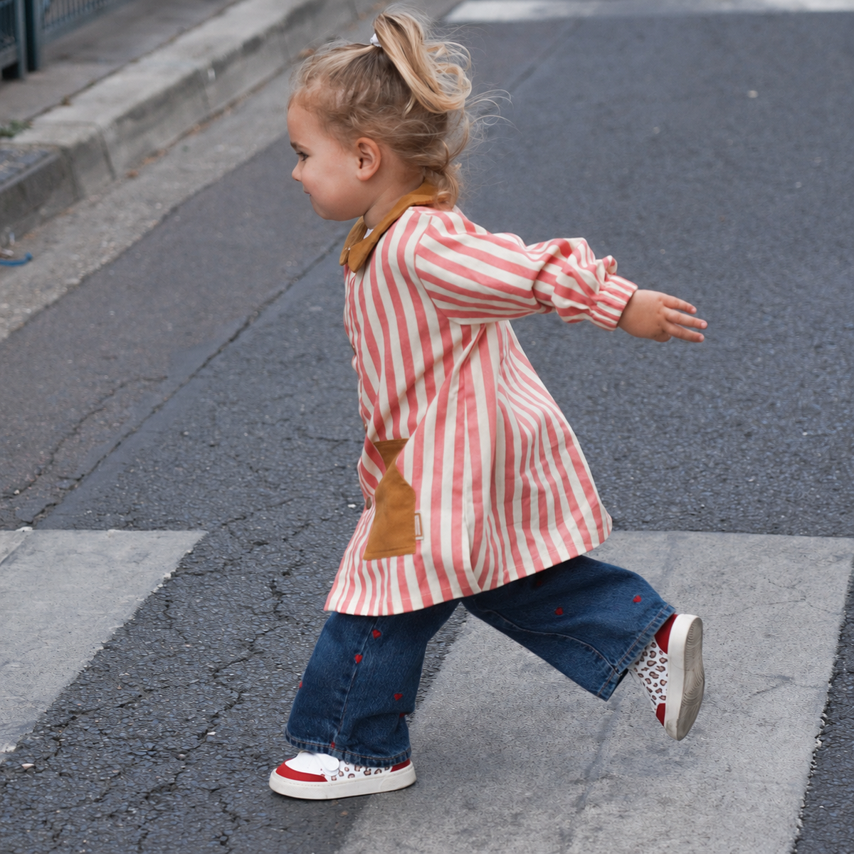 Enfant portant les baskets vegan à motif léopard Gang of Monsters