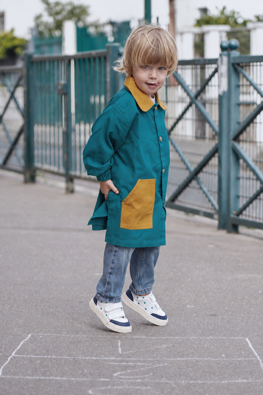 Enfant portant les baskets vegan à étoiles Gang of Monsters, fabriquées au Portugal