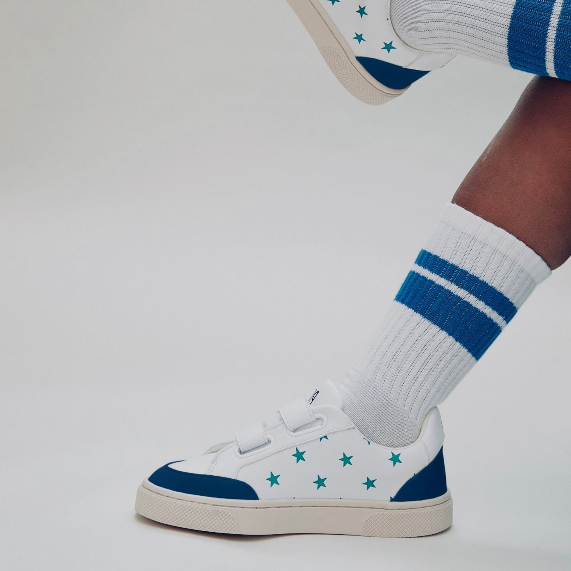 Baskets vegan enfant étoiles vertes et renforts bleus, modèle Petite Tornade - vue côté