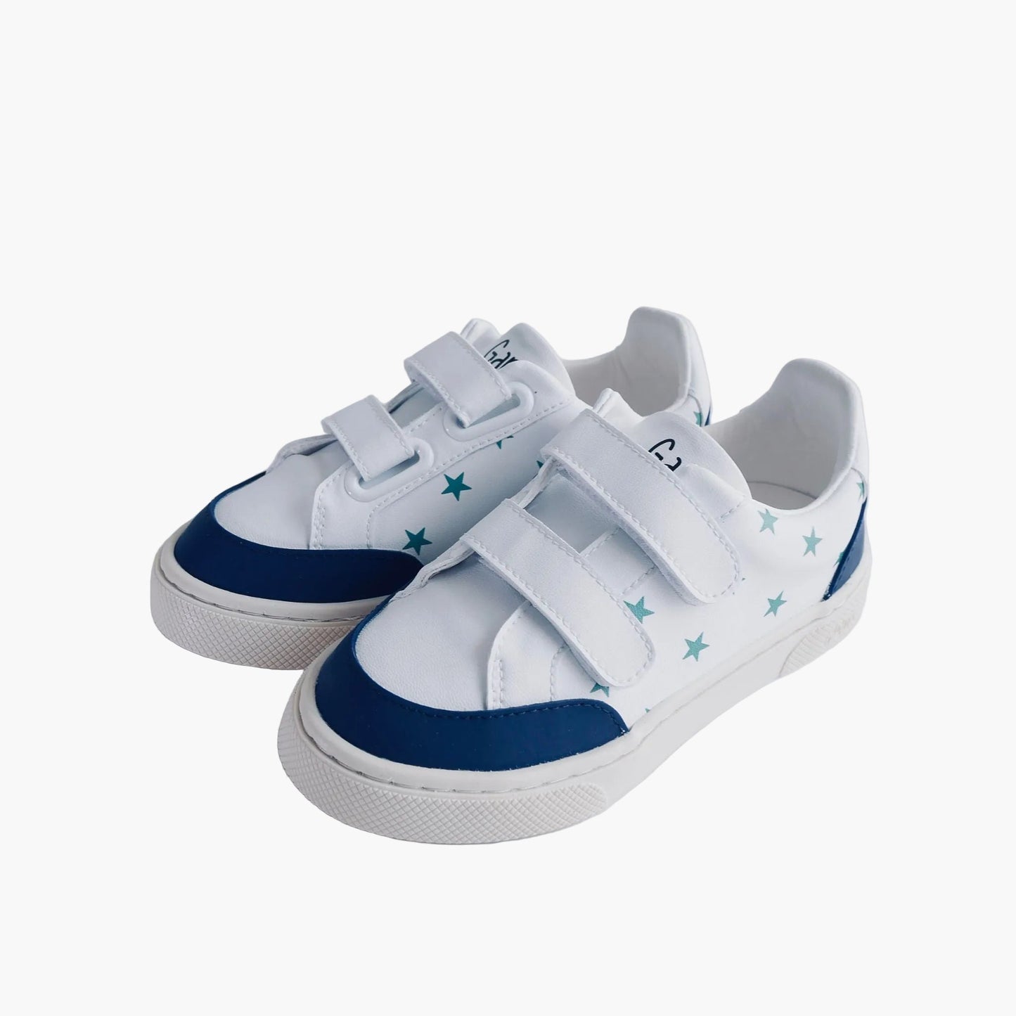 Paire baskets vegan enfant étoiles vertes et renforts bleus, modèle Petite Tornade - vue côté"